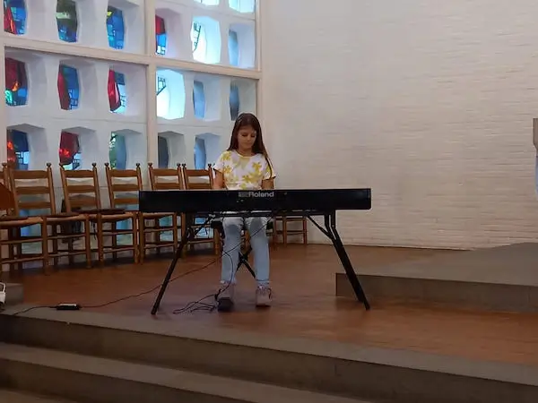 Emma Peoska spielt Klavier zum Weltkindertag
