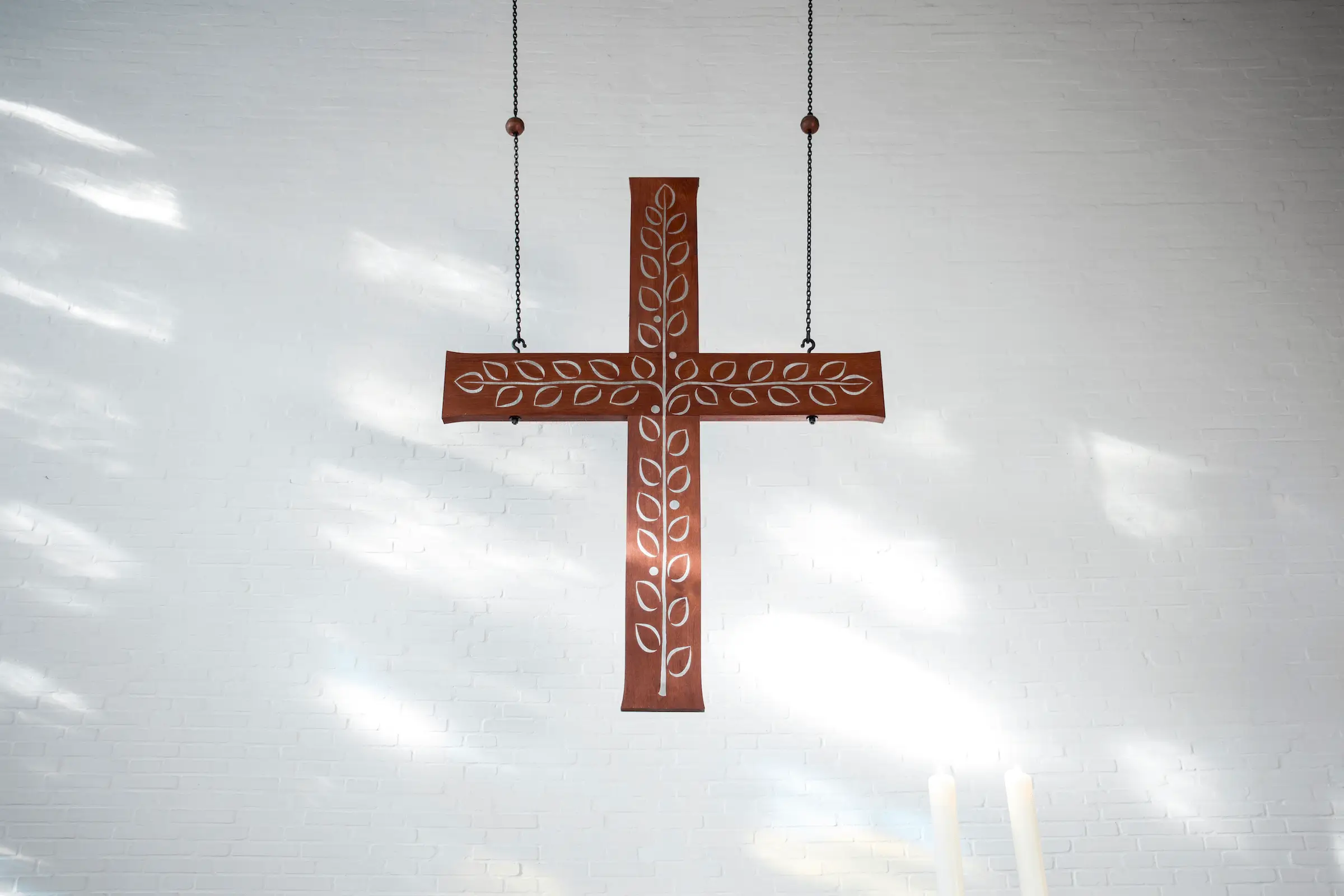 Kreuz aus Holz mit silbernen Ranken