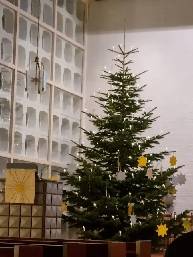Geschmückter Tannenbaum zur Adventsandacht 2024