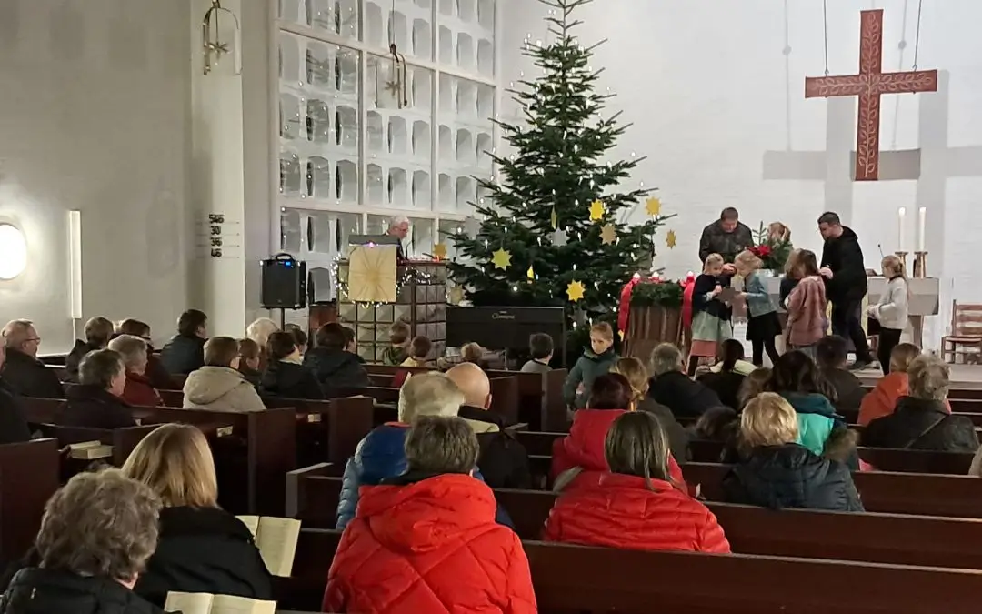 Eine volle Kirche zur Adventsandacht 2025