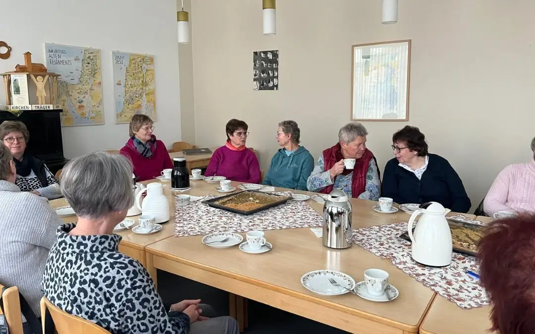 Frauengruppe beim gemütlichen Kaffeetrinken im Gemeinderaum