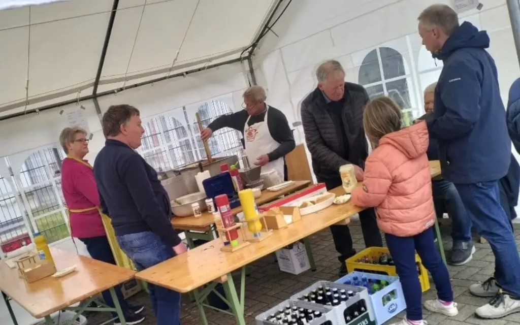 Grillen des Trägervereins Johanneskirche auf dem Hof von Wohnwagen Greshake