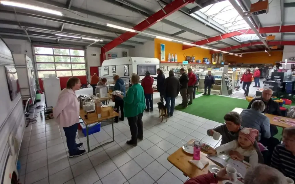 Kuchenverkauf des Trägervereins Johanneskirche in der Halle von Wohnwagen Greshake
