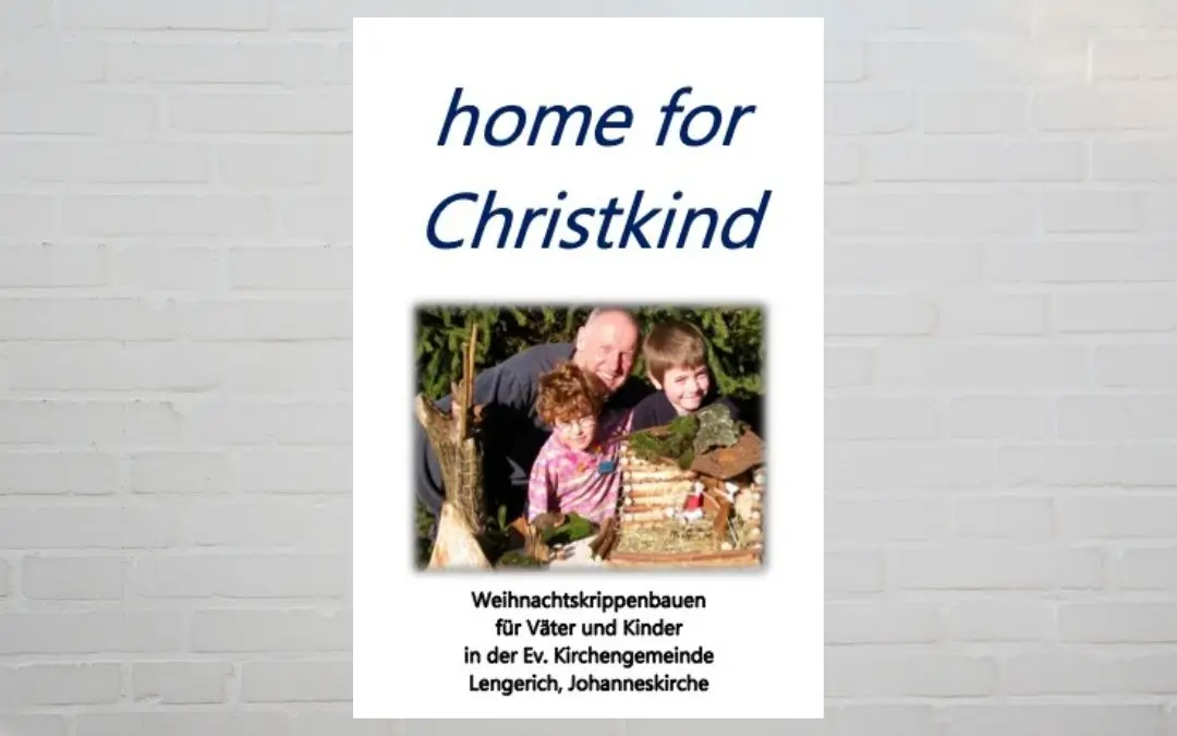 home for christkind – Ankündigungsplakat zum Krippebauen für Väter in der Johanneskirche 2025. Zu sehen ist ein Vater mit zwei Kindern vor einer Krippe.