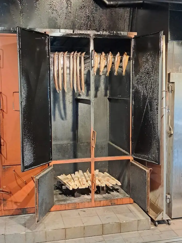 Die Herren der Gruppe Ü60 Fit und Aktiv – machen eine Fahrradtour um den Dümmer - Besichtigung Aalräucherei