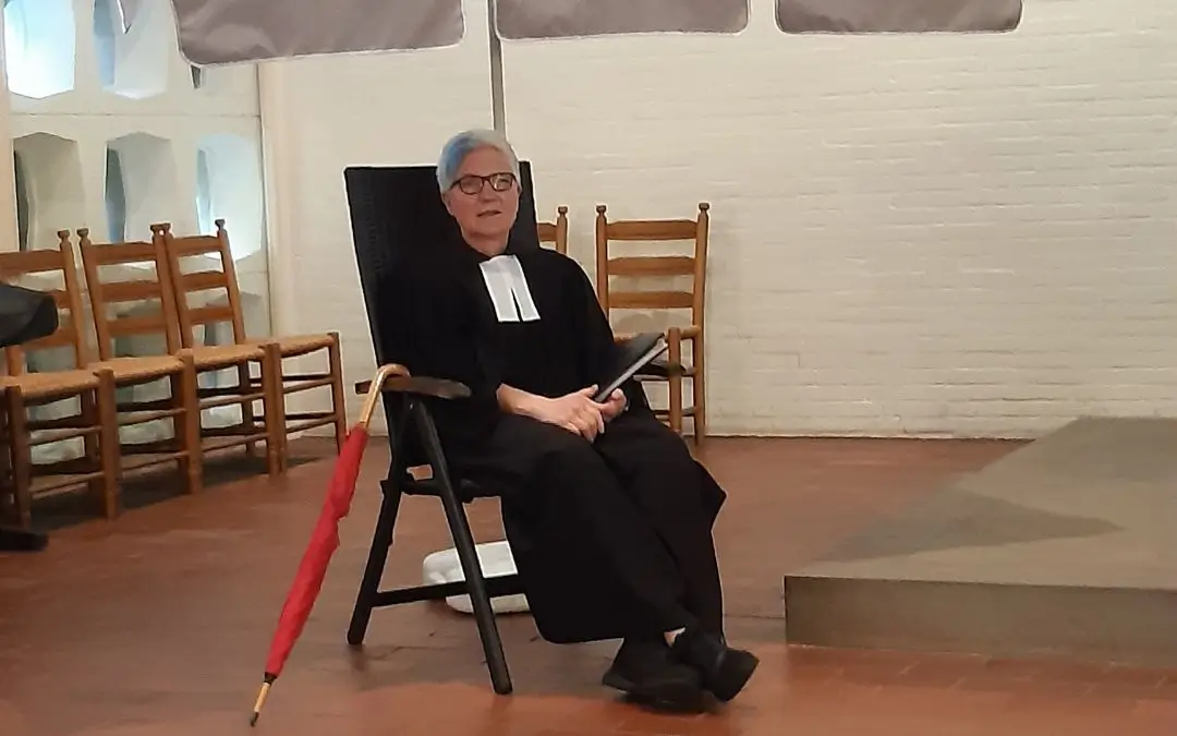 Sommerkirche bei Regen mit Sommerfeeling