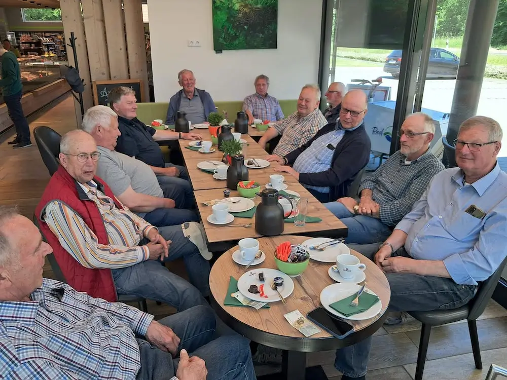 Ü60 Fit und Aktiv – Gruppenbild beim Imbiss