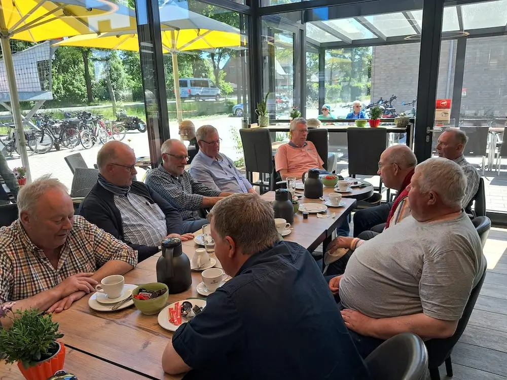 Ü60 Fit und Aktiv – Gruppenbild beim Imbiss