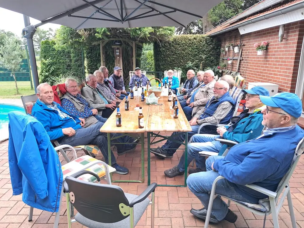 Gruppe Ü60 Fit und Aktiv in gemütlicher Runde am Tisch