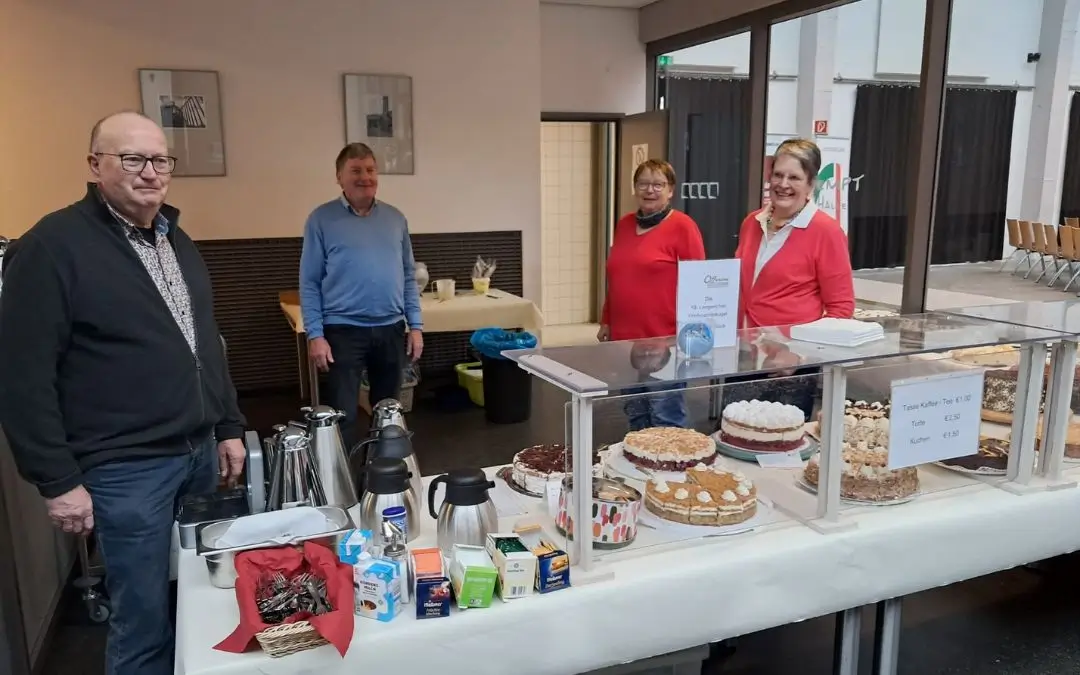 Kuchenverkauf beim adventlichen Chorfesival in der Gempthalle