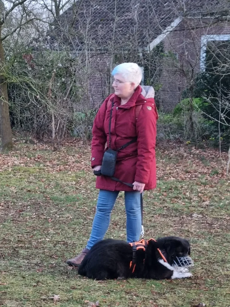 Frau Häger mit ihrem Hund beim Osterfeuer