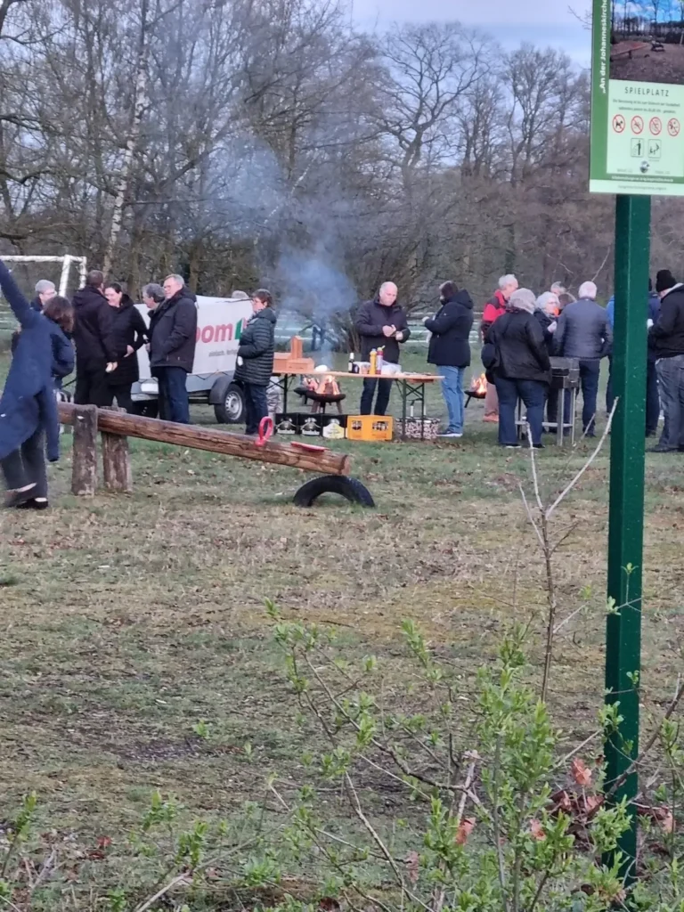 Besucher am Oster-Feuerschalenabend auf dem Spielplatz an der Johanneskirche.