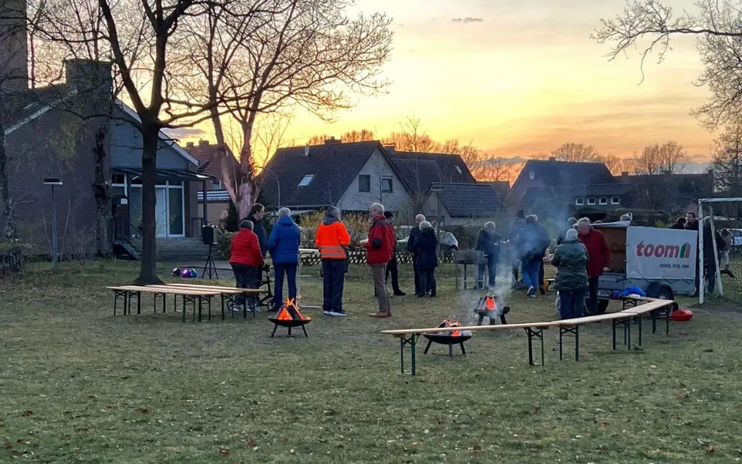 Fest an Ostern 2026 mit Osterfeuer in Feuerschalen, Besucher stehen drum herum