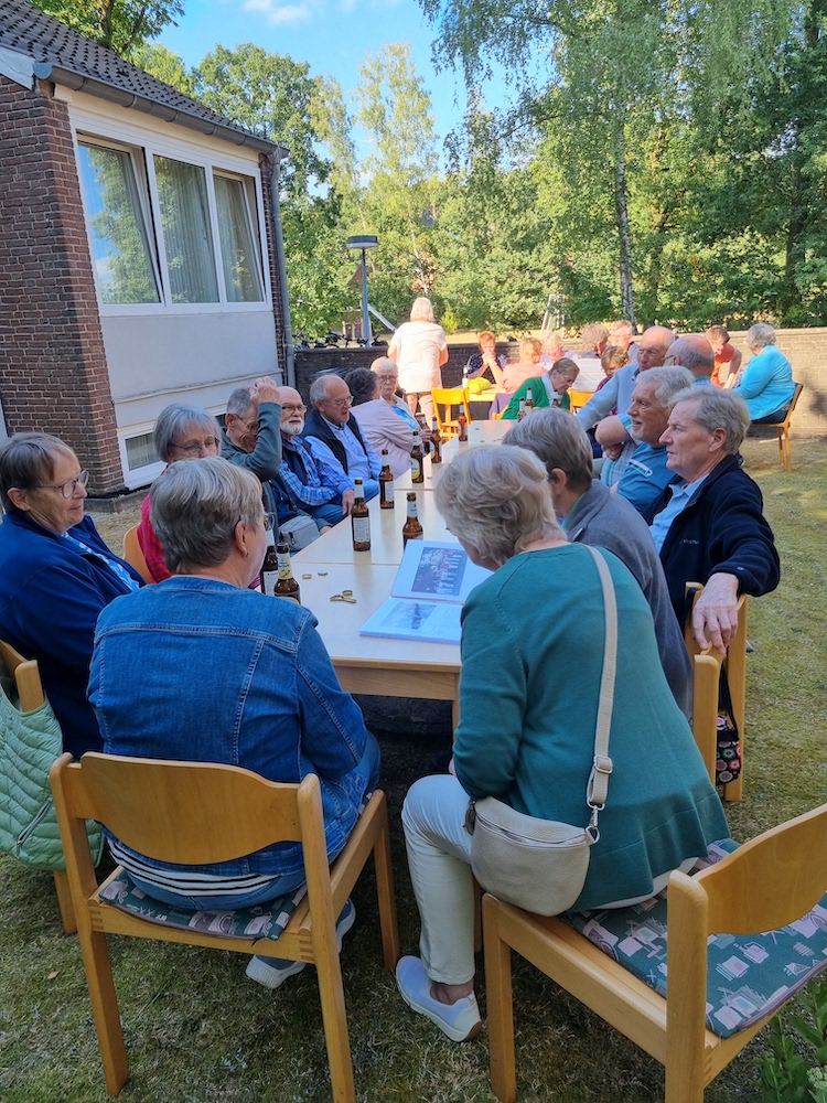 Gruppe im Garten feiert mit Essen