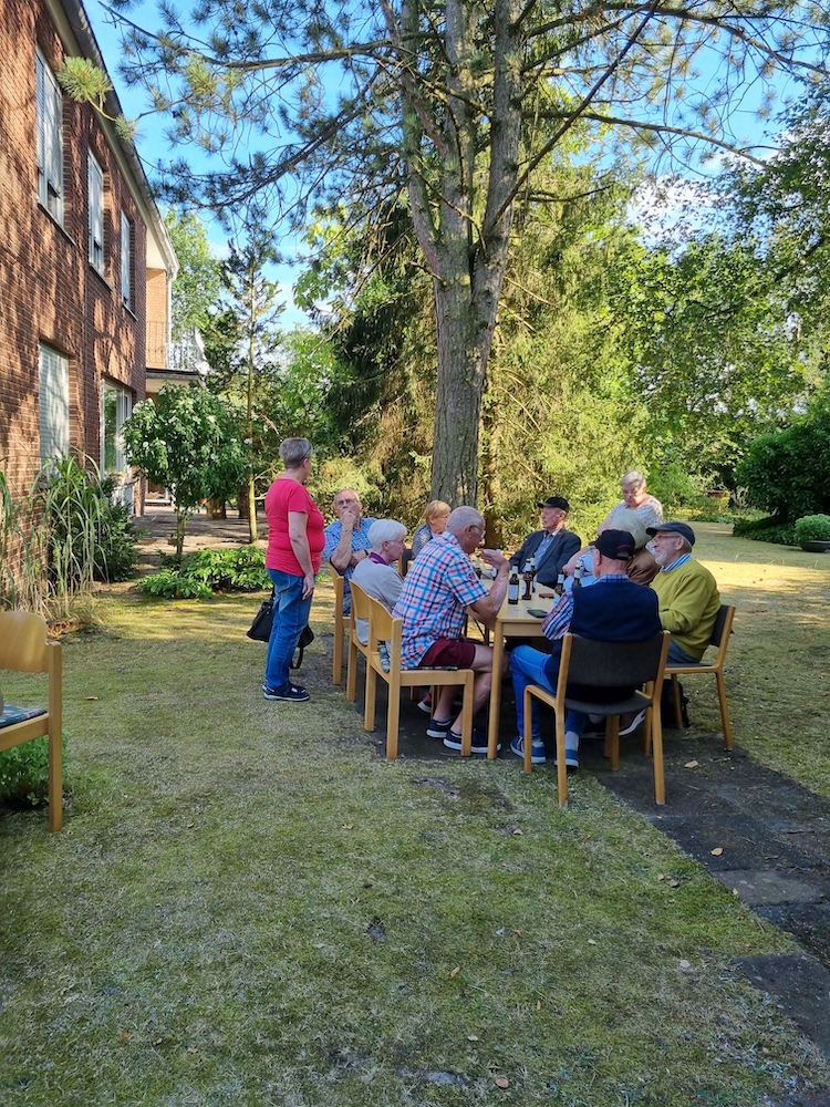 Gruppe im Garten feiert mit Essen