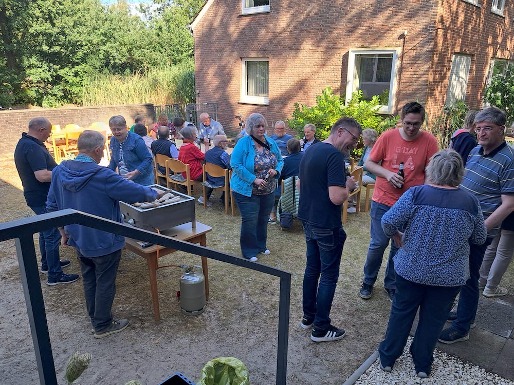Gruppe im Garten feiert mit Essen
