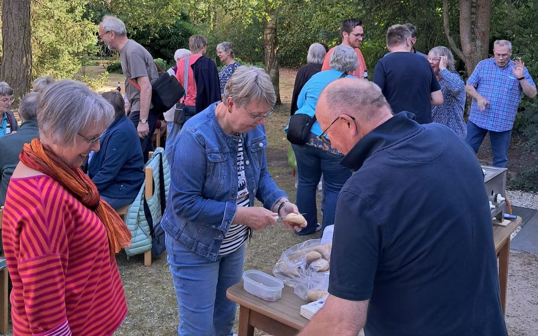Danke-Fest 2026 Gruppe im Garten feiert mit Essen
