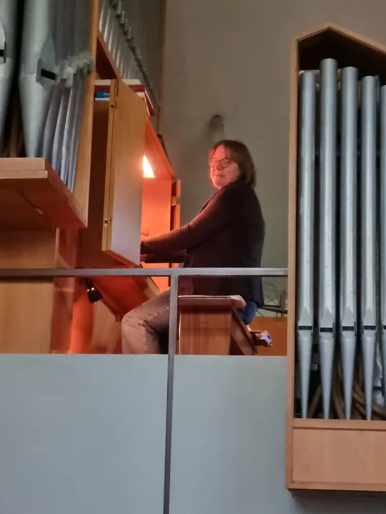 Marion Blömker spielt die Orgel in der Johanneskirche Lengerich