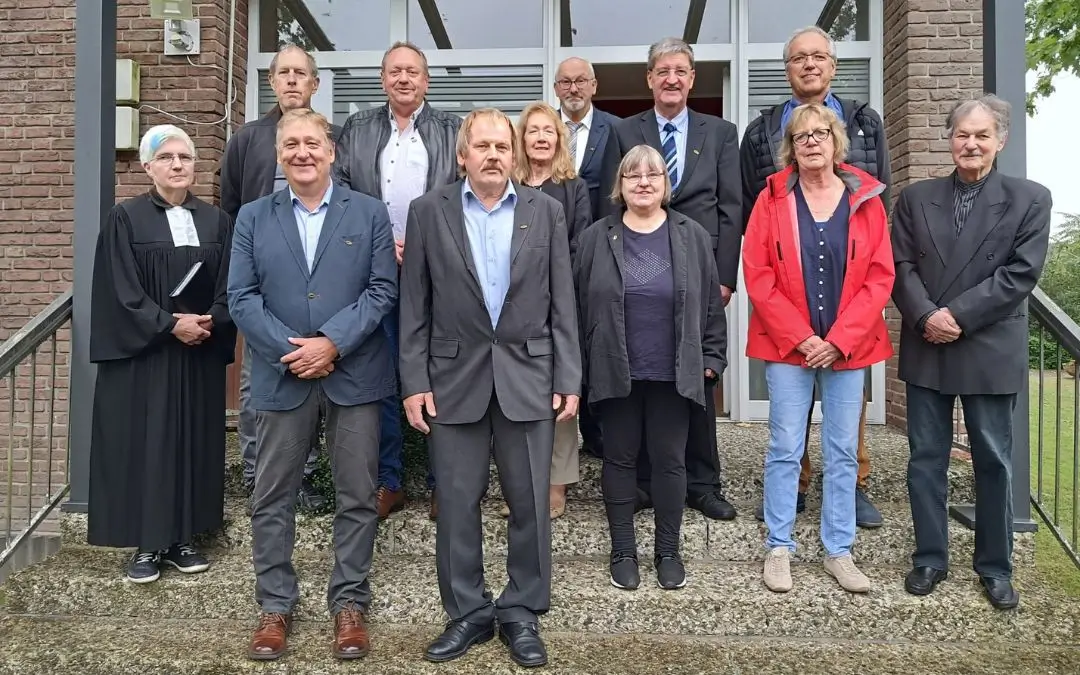 Goldene Konfirmation 2026 Die goldenen Konfirmanden mit Pfarrerin Silke Häger und Pfarrer Ernst-Ulrich Stegemeier i.R. vor dem Gemeindehaus der Johanneskirche in Lengerich