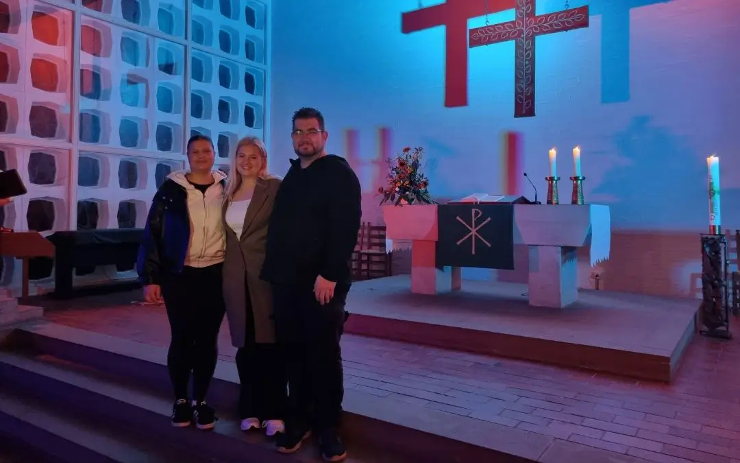 Bild zur musikalischen Andacht Oktober 2026 Die Initiotoren der musikalischen Andacht im stimmungsvoll ausgeleuchteten Altarraum der Johanneskirche: Stefan und Nele Neuenfeld, Maja Senkbeil