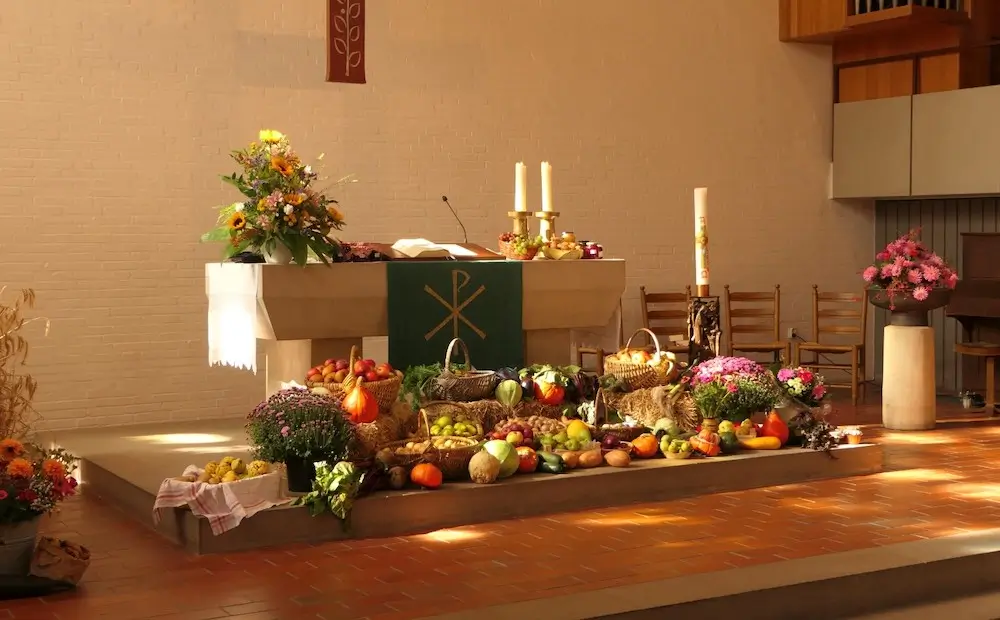 Geschmückter Altarraum mit vielen Erntegaben im Sonnenlicht in der Johanneskirche
