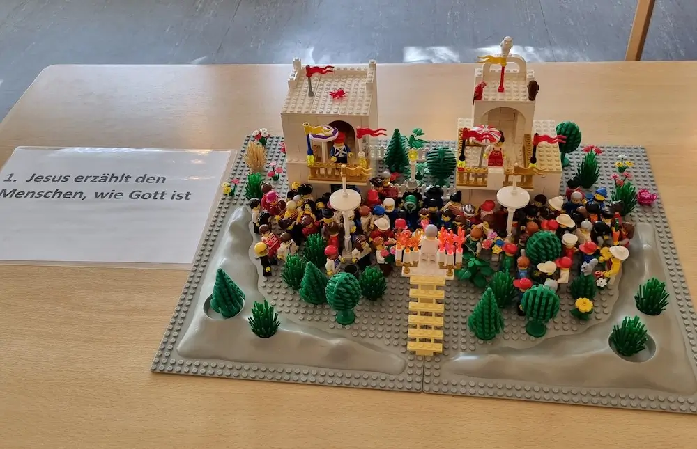 Lego-Szene 1: Jesus erzählt den Menschen, wie Gott ist (Lego trifft Bibel, Gleichnis vom verlorenen Sohn)