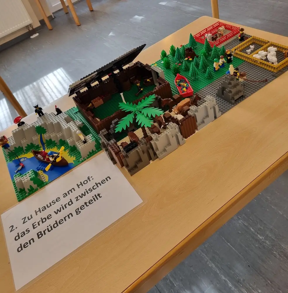 Lego-Szene 2: Zu Hause am Hof: das Erbe wird zwischen den Brüdern geteilt (Lego trifft Bibel, Gleichnis vom verlorenen Sohn)