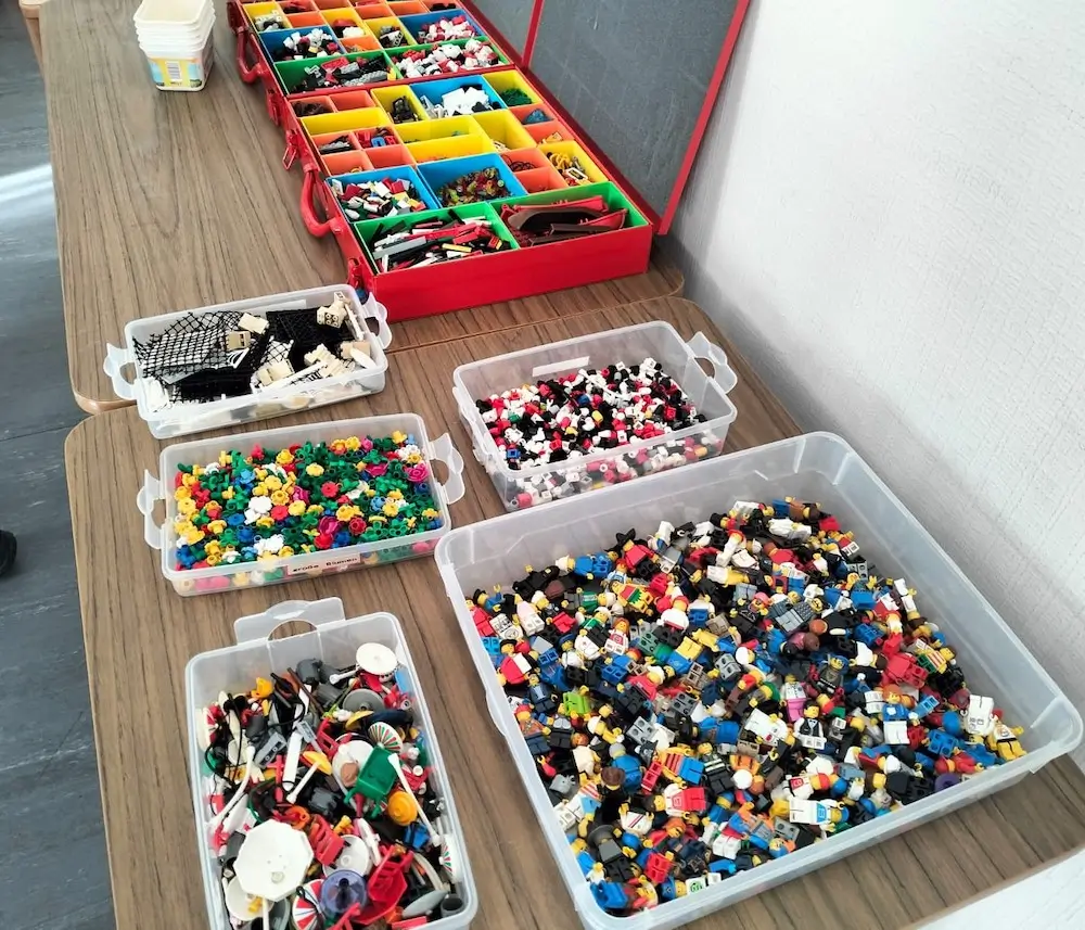 Viele Kästen mit unterschiedlichen Lego-Steinen