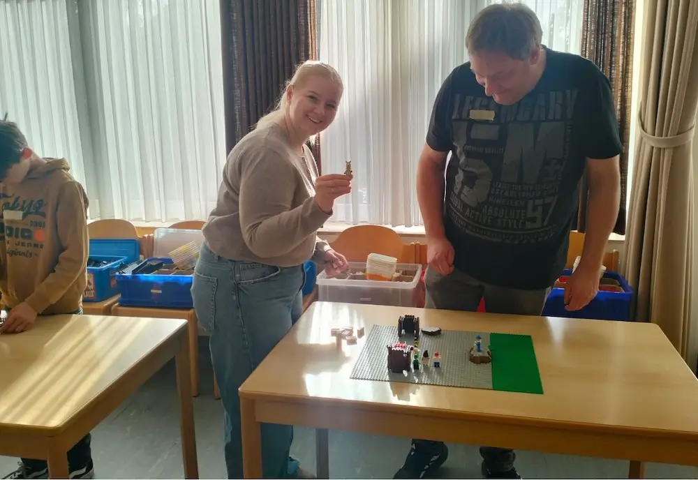 Nele und Jens bauen eine Lego-Szene
